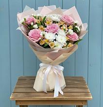 Букет цветов из:  Гвоздики, Орхидеи и Розы в Поселке совхоз имени Ленина