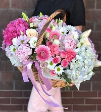 Композиция солнечный день в Поселке совхоз имени Ленина Цветочная композиция из Розы, Хризантемы, Пионы и Лизиантусы в корзине в Поселке совхоз имени Ленина