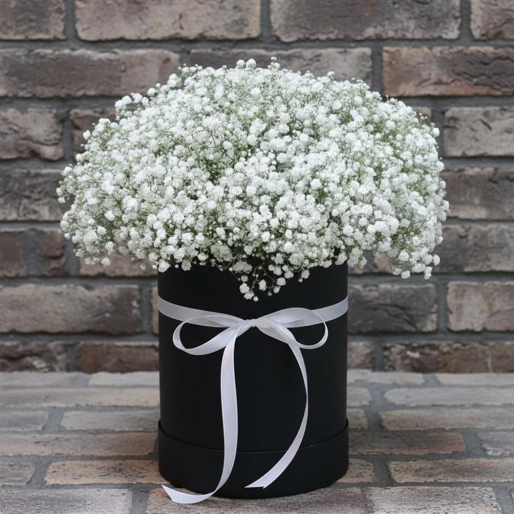 Цветочная композиция из Гипсофила в шляпной коробке в Поселке совхоз имени Ленина