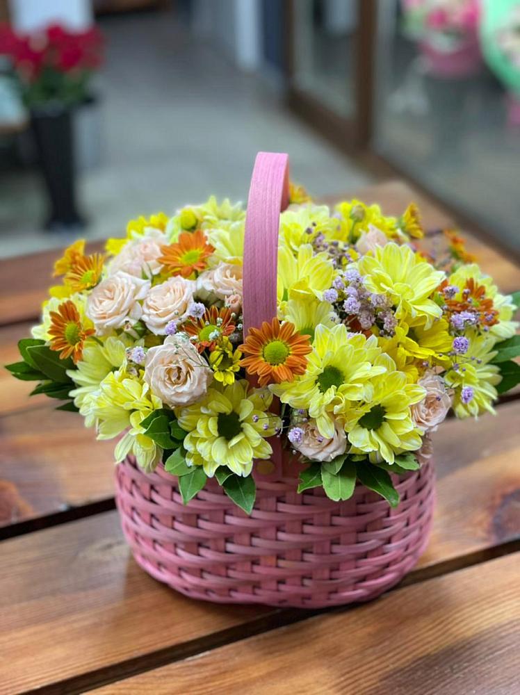 Цветочная композиция из Хризантемы и Розы в корзине в Поселке совхоз имени Ленина