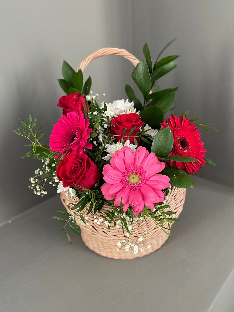 Цветочная композиция из Розы, Хризантемы и Герберы в корзине в Поселке совхоз имени Ленина